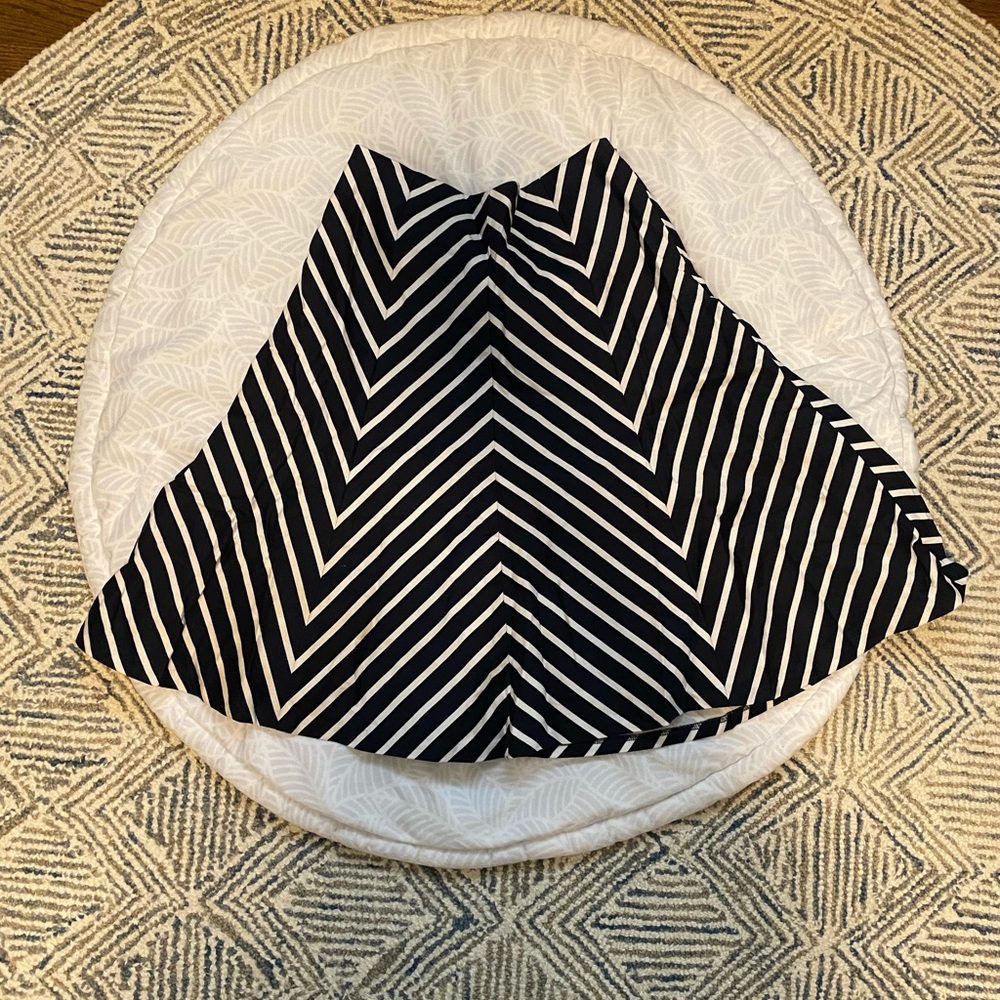 💛5/$25💛 White and Navy Skirt